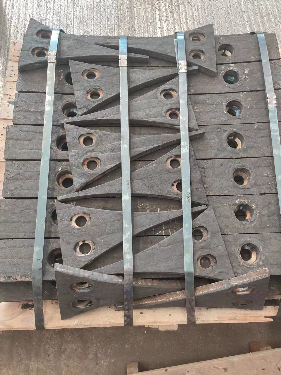 河北堆焊耐磨钢板8+8