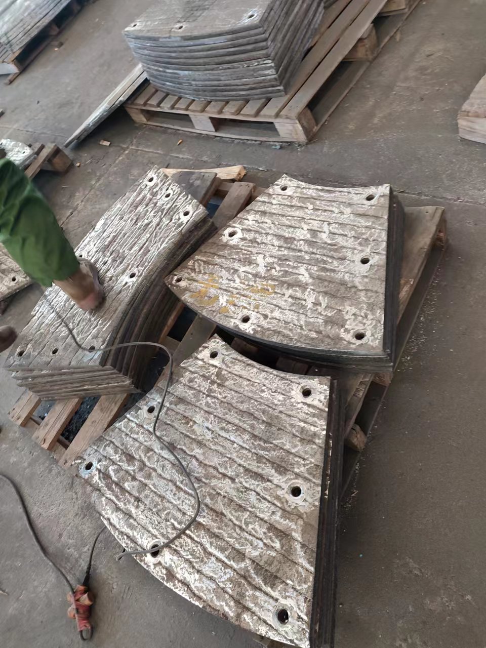 河北高铬合金耐磨板，堆焊耐磨板