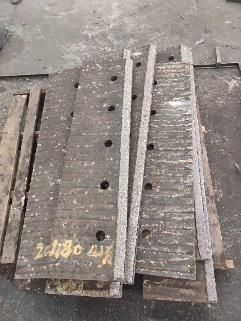 河北挖斗机衬板挖斗机耐磨衬板堆焊耐磨板