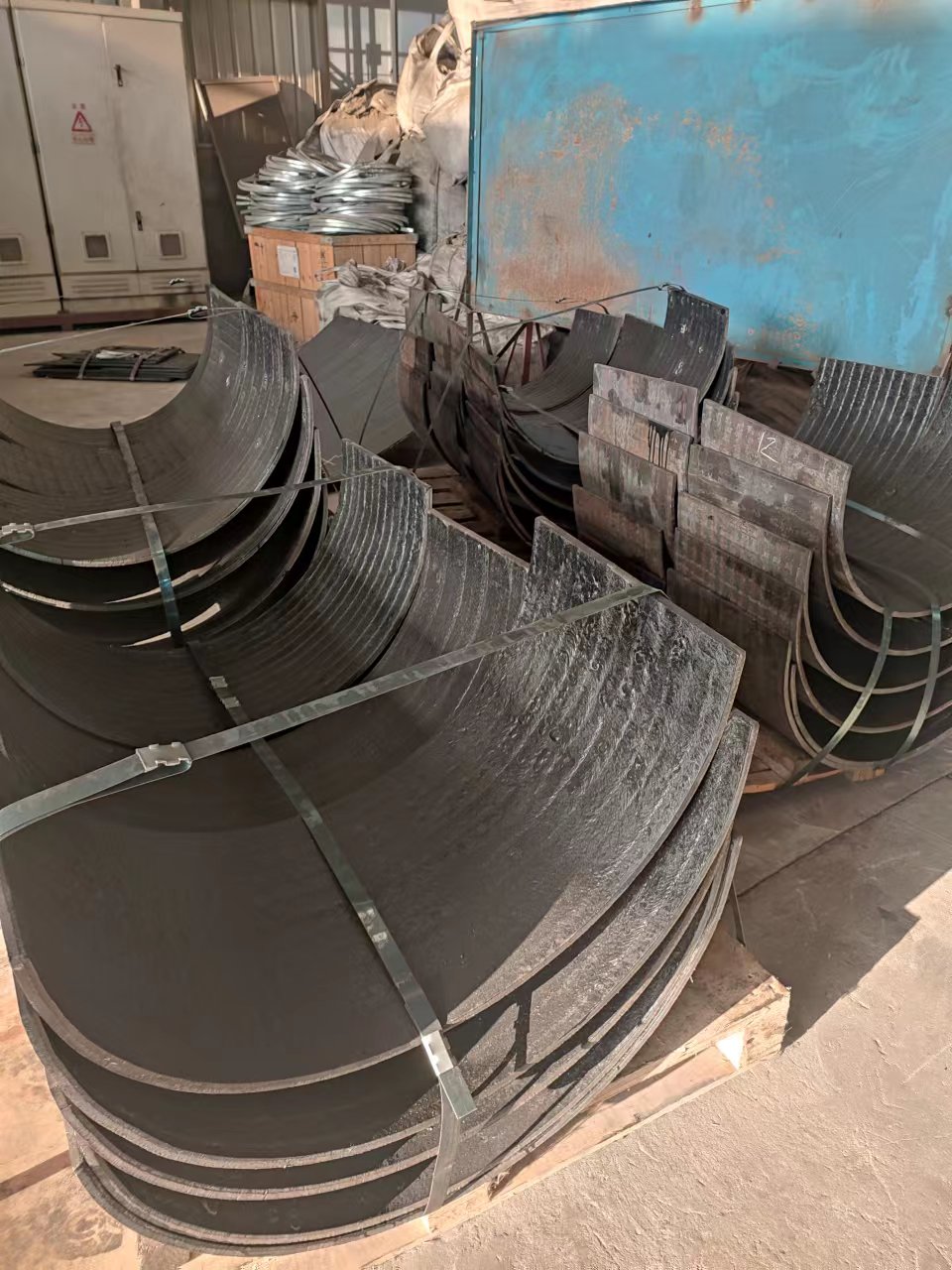 河北钢板压弧度 堆焊耐磨板